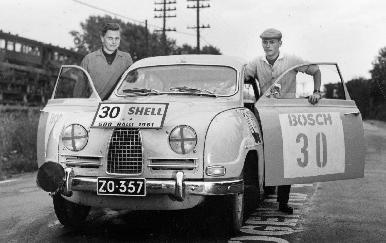 Simo Lampisen ensimmäinen ralliauto oli Saab 96, jolla hän heti saalisti 500-rallin neljännen sijan. ZO-357 on juuri se sama helmenharmaa yksilö, jota Importerin automyyjä Kai L. Bremer ei millään meinannut suostua keskenkasvuisena pitämälleen Simolle myymään.