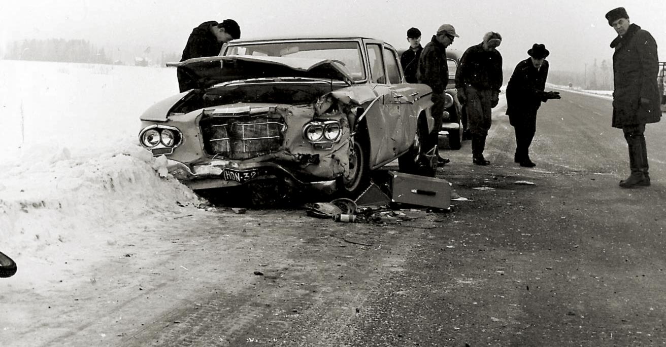 "Onnettomuushetkellä satoi jäätävää tihkua ja tienpinta oli liukas." Hämeen läänin kilvissä oleva Studebaker Lark on kohdannut Wartburgin. Vauriot näyttävät sen verran vähäisiltä, että suuremmilta vammoilta oltaneen vältytty. Kolaripaikka on Haarajoella, vanhalla Lahdentiellä.