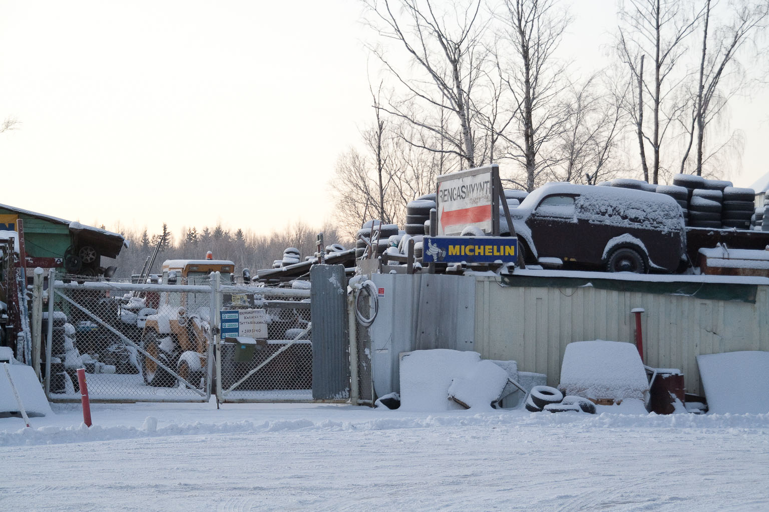 Lehtosen ostama varaosa-auto oli vuosikaudet romuliikkeen katolla.